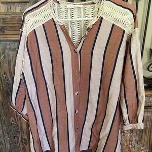 Striped top with lace detail. Loose fit.